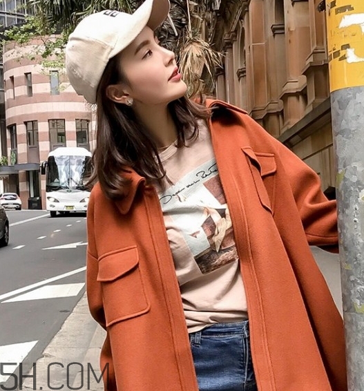 焦糖色大衣配什么顏色毛衣？焦糖色大衣毛衣搭配