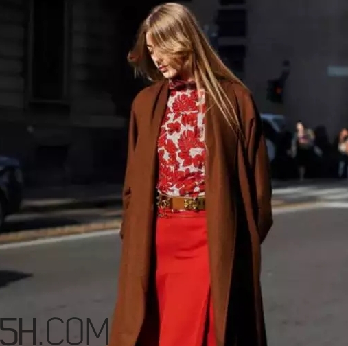 焦糖色大衣配什么顏色毛衣？焦糖色大衣毛衣搭配