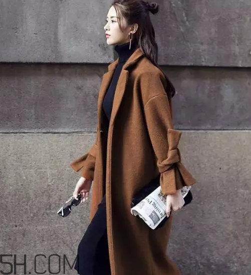 焦糖色大衣配什么顏色毛衣？焦糖色大衣毛衣搭配