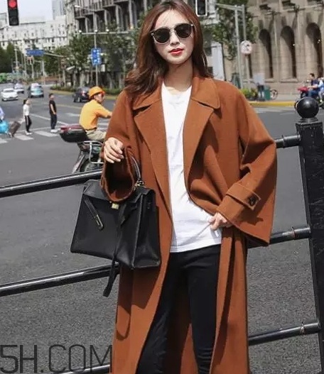 焦糖色大衣配什么顏色毛衣？焦糖色大衣毛衣搭配