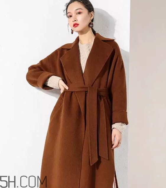 焦糖色大衣配什么顏色毛衣？焦糖色大衣毛衣搭配