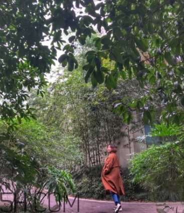 焦糖色大衣配什么顏色毛衣？焦糖色大衣毛衣搭配