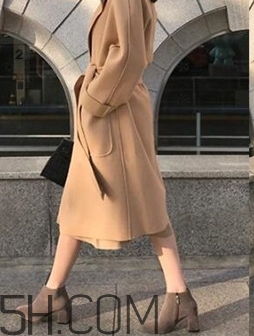 焦糖色風(fēng)衣搭配什么鞋子？焦糖色風(fēng)衣搭配什么襪子