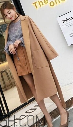 焦糖色風(fēng)衣搭配什么鞋子？焦糖色風(fēng)衣搭配什么襪子