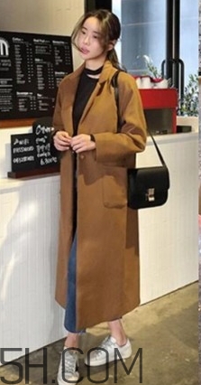 焦糖色風(fēng)衣搭配什么鞋子？焦糖色風(fēng)衣搭配什么襪子