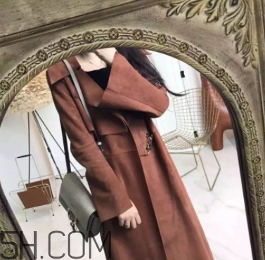 焦糖色風(fēng)衣搭配什么鞋子？焦糖色風(fēng)衣搭配什么襪子