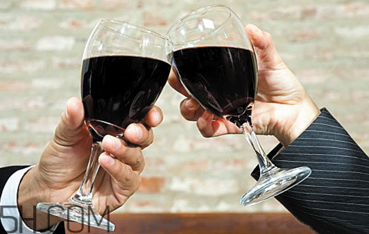 感冒為什么不能喝酒？打點滴有哪些危害？