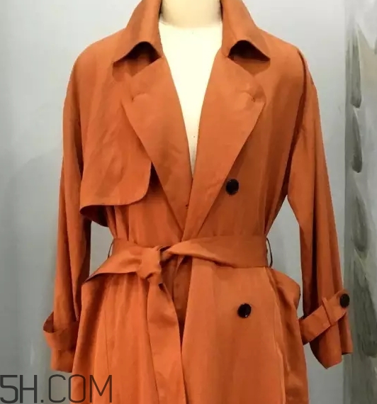 焦糖色風(fēng)衣配什么圍巾？焦糖色風(fēng)衣圍巾顏色搭配