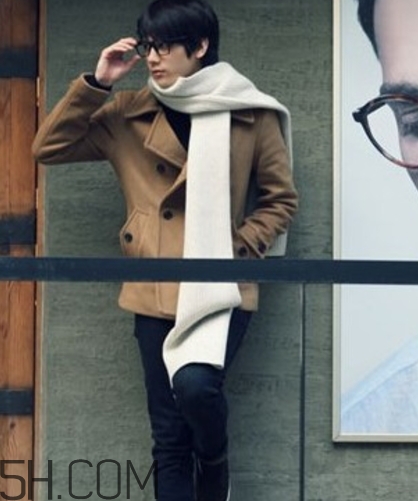 焦糖色風(fēng)衣配什么圍巾？焦糖色風(fēng)衣圍巾顏色搭配