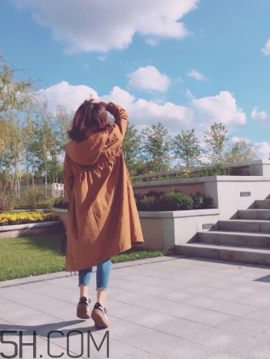 焦糖色風(fēng)衣配什么圍巾？焦糖色風(fēng)衣圍巾顏色搭配