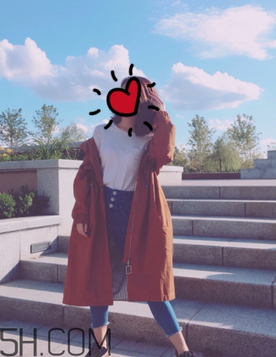 焦糖色風(fēng)衣配什么圍巾？焦糖色風(fēng)衣圍巾顏色搭配