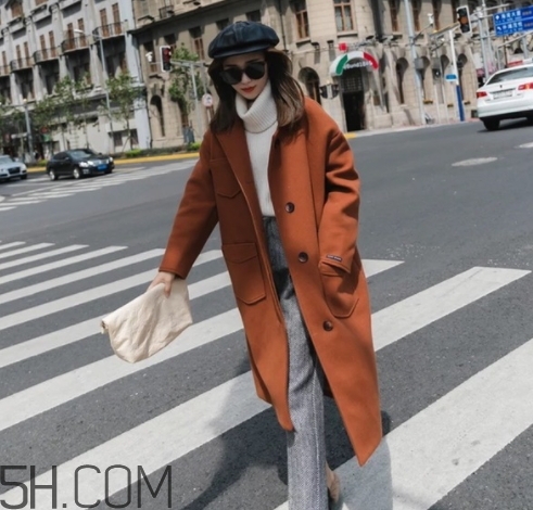 焦糖色風衣配什么褲子？焦糖色風衣搭配褲子顏色