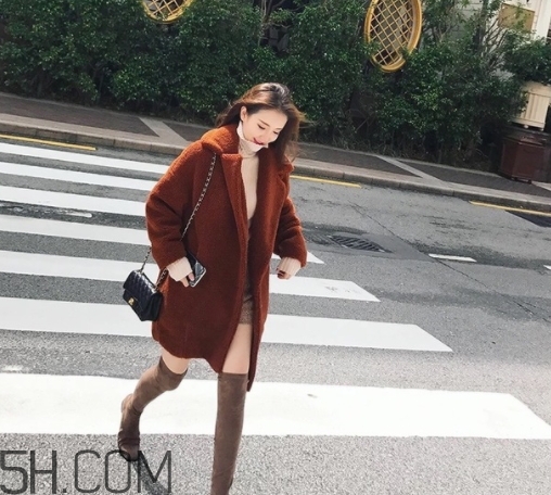 焦糖色風衣配什么褲子？焦糖色風衣搭配褲子顏色