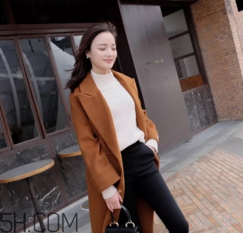 焦糖色風衣配什么褲子？焦糖色風衣搭配褲子顏色