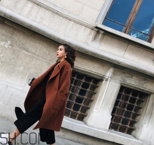 焦糖色風衣配什么褲子？焦糖色風衣搭配褲子顏色