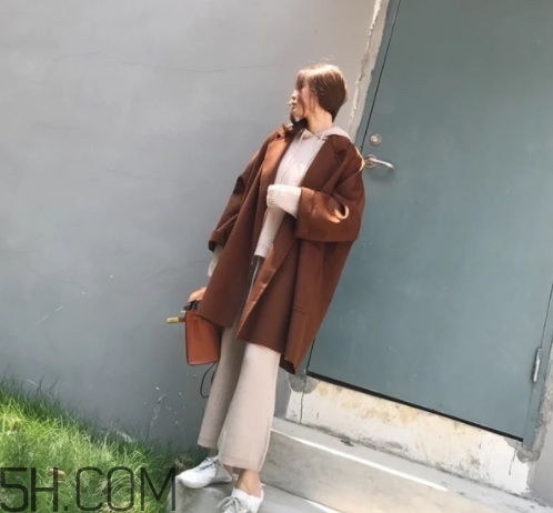 焦糖色風衣配什么褲子？焦糖色風衣搭配褲子顏色