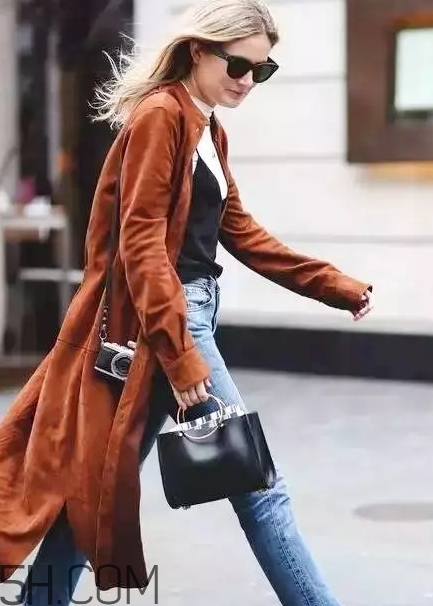 焦糖色風衣配什么褲子？焦糖色風衣搭配褲子顏色