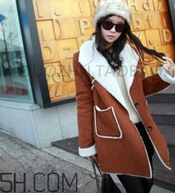 焦糖色風衣配什么褲子？焦糖色風衣搭配褲子顏色