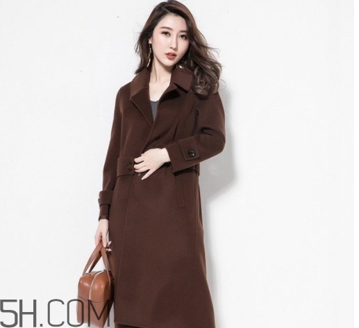 焦糖色風(fēng)衣配什么顏色好看？焦糖色風(fēng)衣怎么搭配