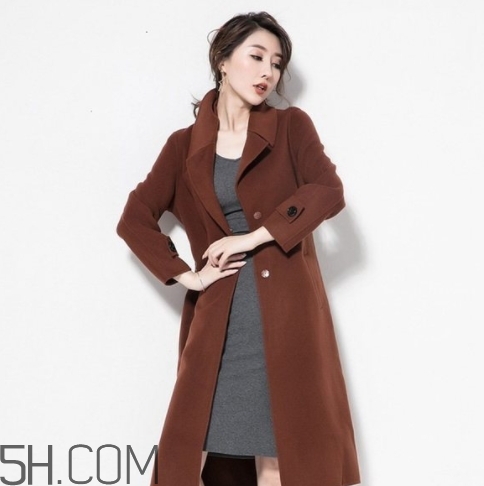 焦糖色風(fēng)衣配什么顏色好看？焦糖色風(fēng)衣怎么搭配