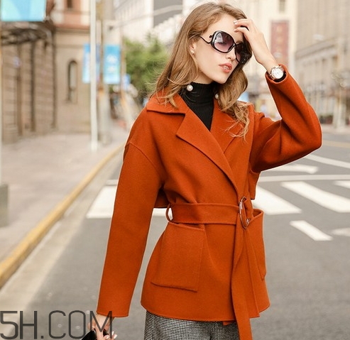 焦糖色風(fēng)衣配什么顏色好看？焦糖色風(fēng)衣怎么搭配