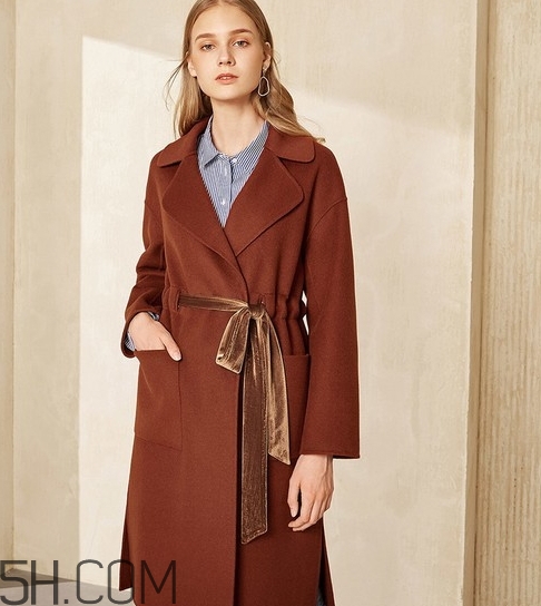 焦糖色風(fēng)衣配什么顏色好看？焦糖色風(fēng)衣怎么搭配