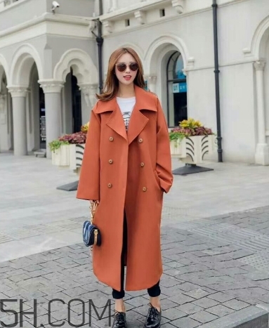 焦糖色風(fēng)衣配什么顏色好看？焦糖色風(fēng)衣怎么搭配