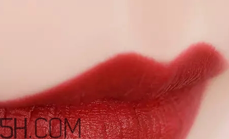 姨媽色口紅適合什么膚色？姨媽色口紅顯白嗎