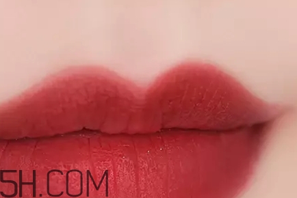 姨媽色口紅適合什么膚色？姨媽色口紅顯白嗎