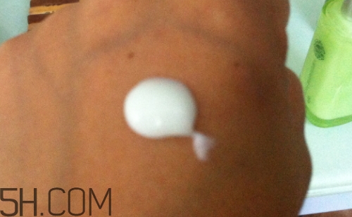 百雀羚乳液怎么打開？百雀羚乳液瓶蓋怎么開