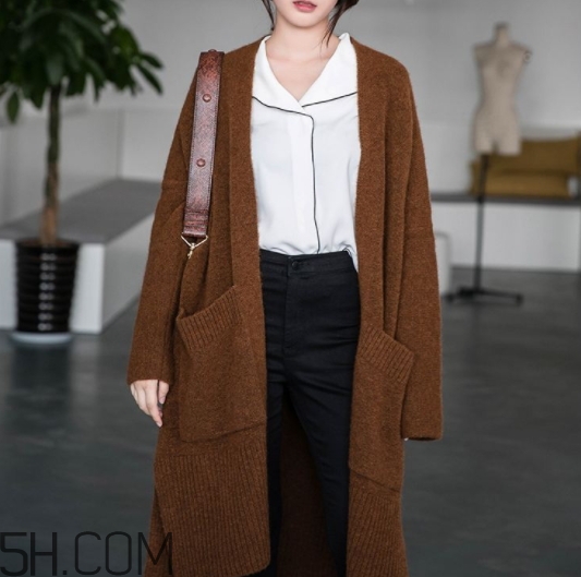 焦糖色毛衣配什么褲子？焦糖色毛衣配什么鞋子？