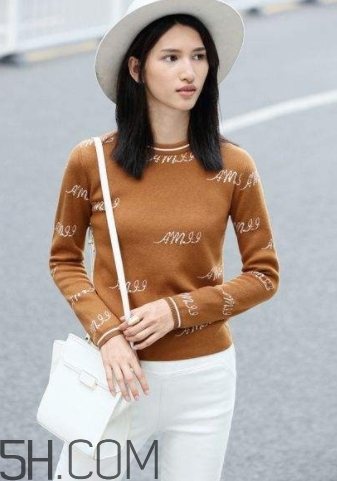 焦糖色毛衣配什么褲子？焦糖色毛衣配什么鞋子？