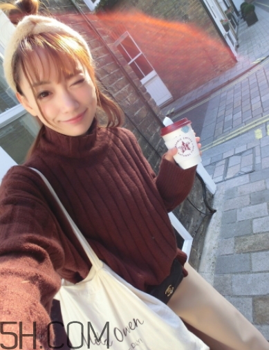 焦糖色毛衣配什么褲子？焦糖色毛衣配什么鞋子？