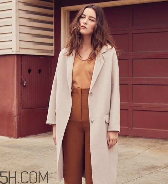 焦糖色褲子配什么顏色外套？焦糖色褲子怎么搭配圖片