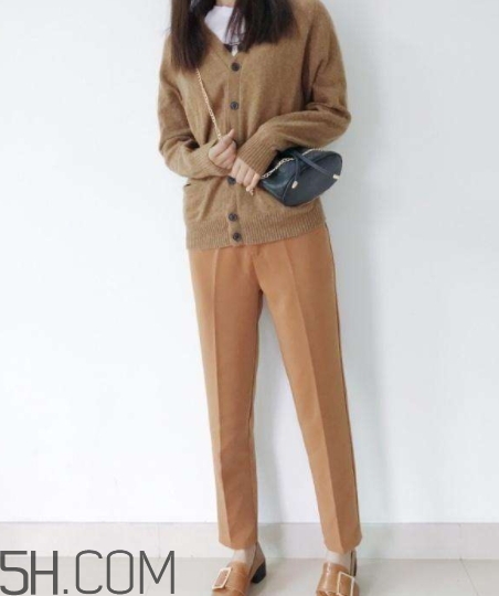 焦糖色褲子配什么顏色外套？焦糖色褲子怎么搭配圖片