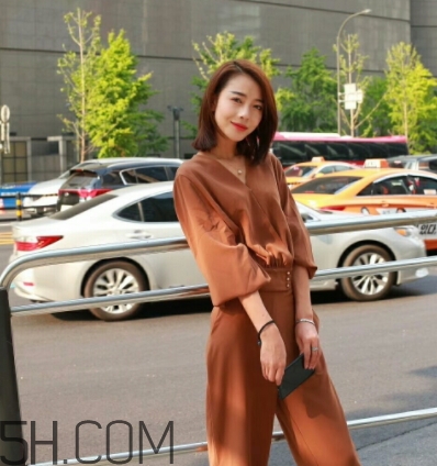 焦糖色褲子配什么顏色外套？焦糖色褲子怎么搭配圖片