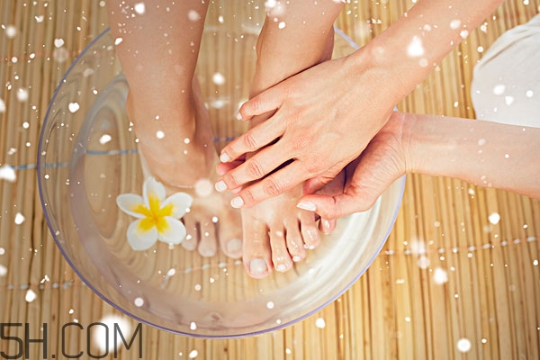 冬天睡覺腳冷什么原因 冬天睡覺腳冷怎么辦 冬天睡覺腳冷什么原因 冬天睡覺腳冷怎么辦