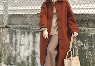 焦糖色風(fēng)衣配什么圍巾？焦糖色風(fēng)衣圍巾顏色搭配