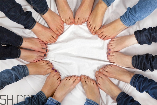 冬天睡覺腳冷什么原因 冬天睡覺腳冷怎么辦 冬天睡覺腳冷什么原因 冬天睡覺腳冷怎么辦