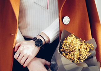 焦糖色風(fēng)衣配什么顏色好看？焦糖色風(fēng)衣怎么搭配