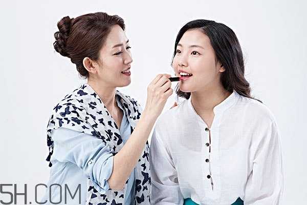 涂口紅之前涂什么 涂口紅之前要涂唇膏嗎 涂口紅之前涂什么 涂口紅之前要涂唇膏嗎