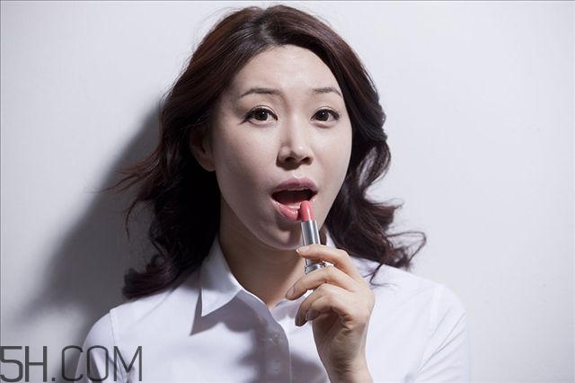 涂口紅之前涂什么 涂口紅之前要涂唇膏嗎 涂口紅之前涂什么 涂口紅之前要涂唇膏嗎