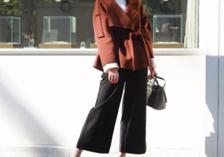 焦糖色風(fēng)衣搭配什么鞋子？焦糖色風(fēng)衣搭配什么襪子