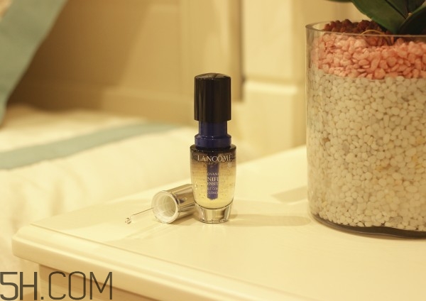 蘭蔻小黑瓶安瓶精華和雅詩蘭黛小棕瓶精華哪個好? 蘭蔻小黑瓶安瓶精華和雅詩蘭黛小棕瓶精華哪個好?