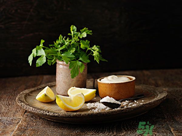 白醋和鹽水混在一起洗臉有什么好處？白醋和鹽洗臉好嗎？