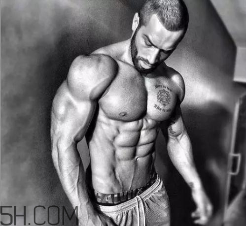 健腹輪練哪些肌肉？健腹輪和仰臥起坐哪個效果好？