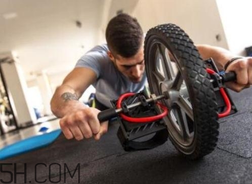 健腹輪會傷腰嗎？健腹輪可以天天練嗎？