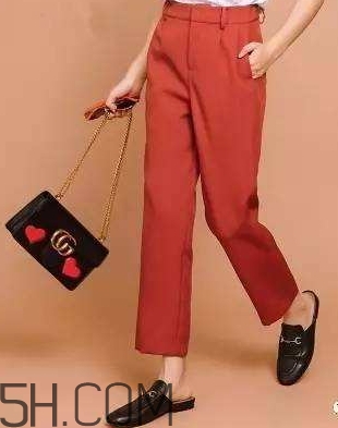 焦糖色褲子配什么鞋子？焦糖色褲子配什么襪子