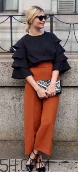 焦糖色褲子配什么鞋子？焦糖色褲子配什么襪子