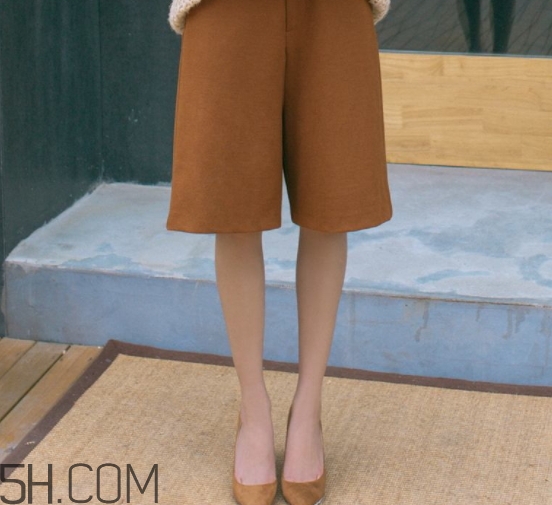 焦糖色褲子配什么鞋子？焦糖色褲子配什么襪子